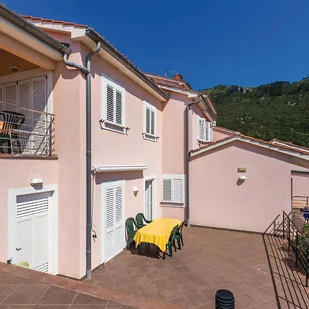 1 Bedroom Awesome In Apartment